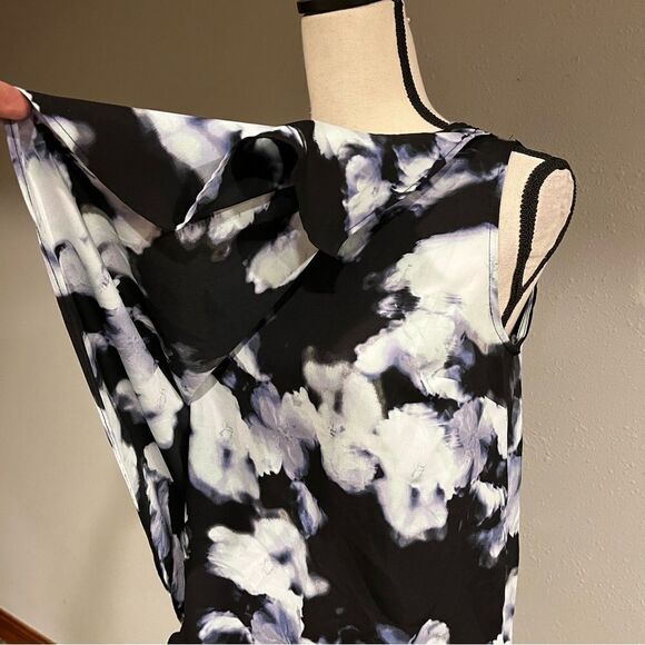 Sleeveless floral blouse - Picture 4 of 13
